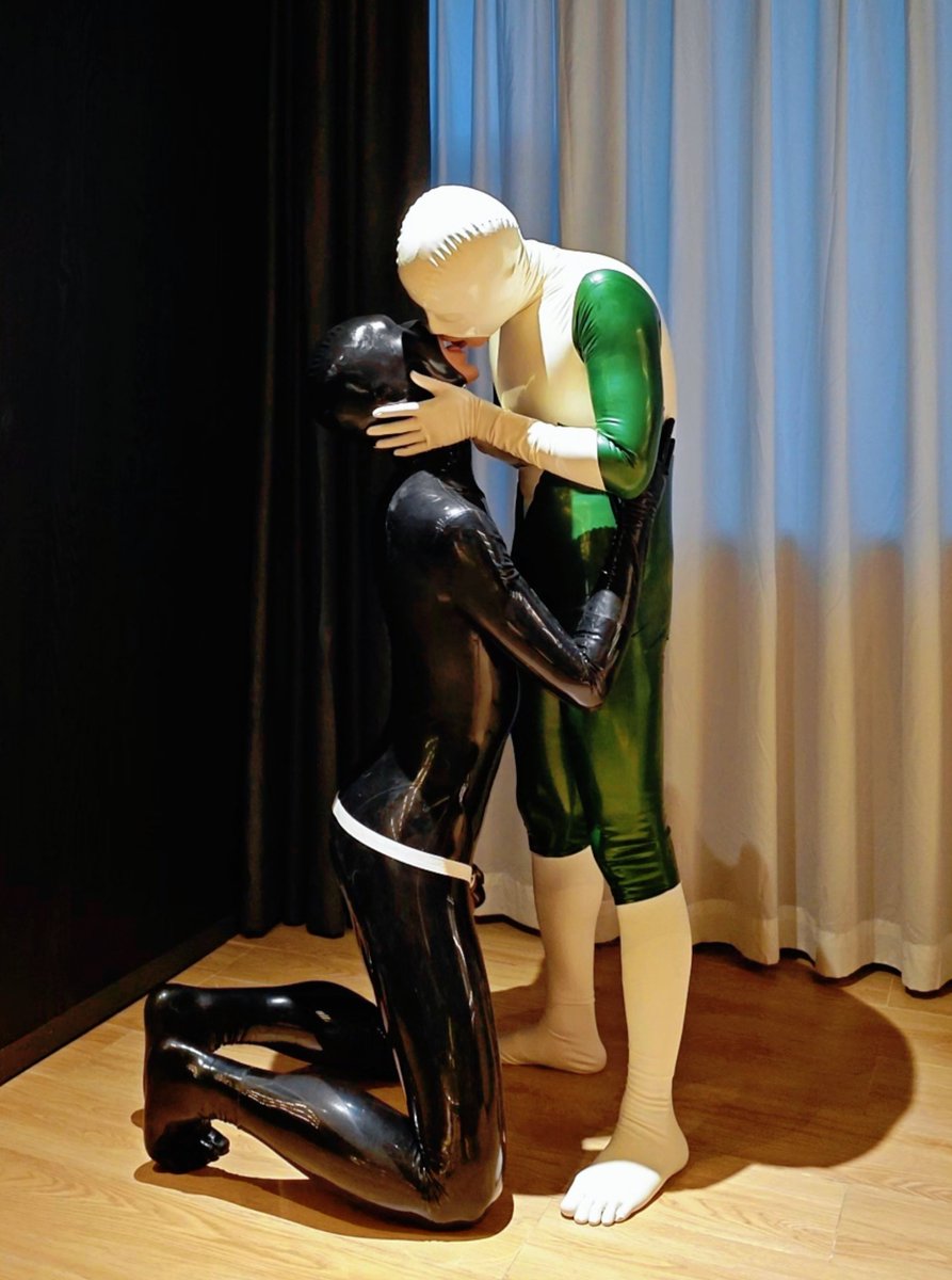 cle_yyy's tweet photo. 氪石人要把恶堕超人吸干 #latex #superman 
🖤 @laiouslut https://t.co/TWDUj4uVaB