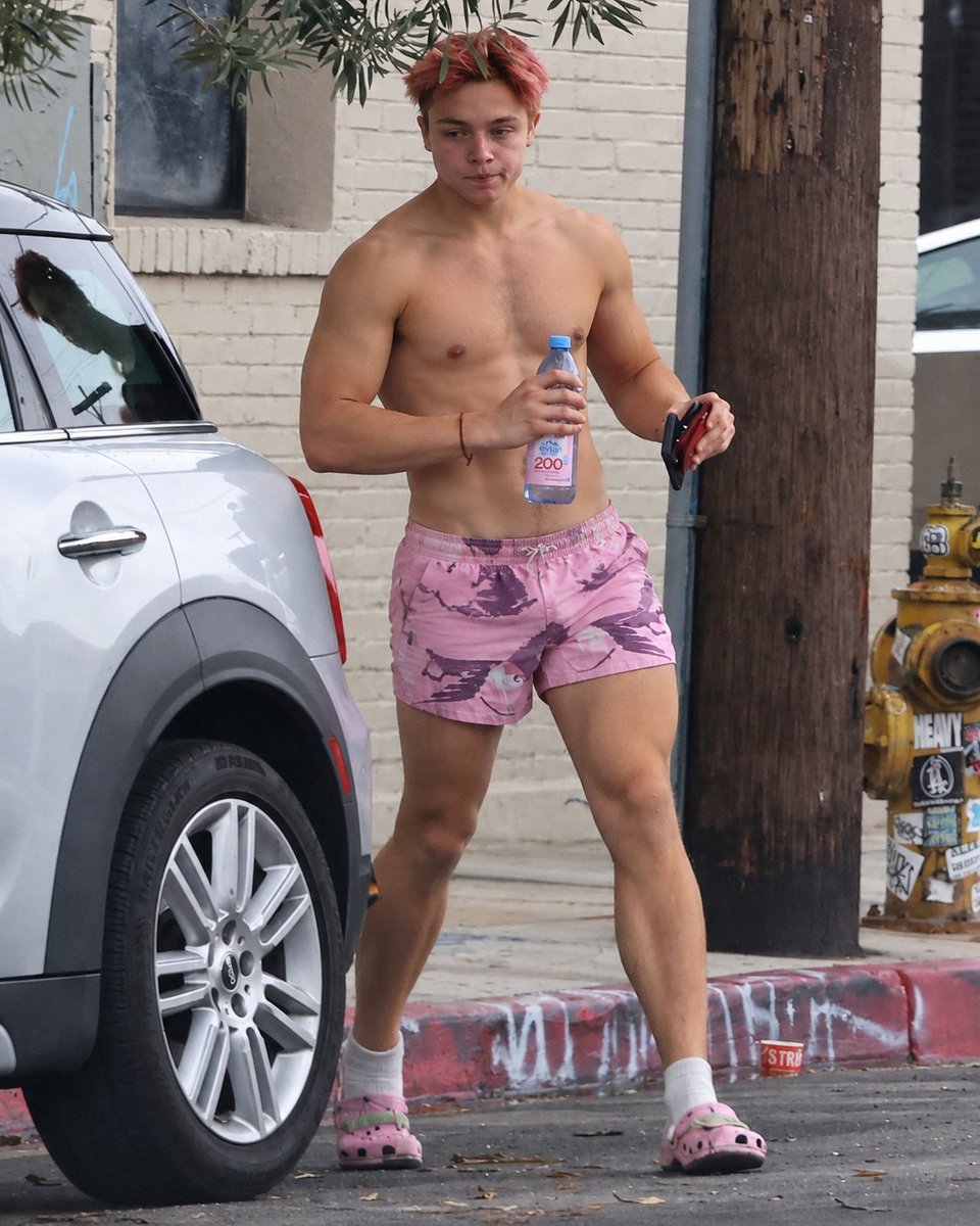 CrimsonHea4rt's tweet photo. Angenlina Jolie and Brad Pitt son Knox spotted leaving Muay Thai class in Los Angeles 😍🌈 https://t.co/fMM0MSpsK5