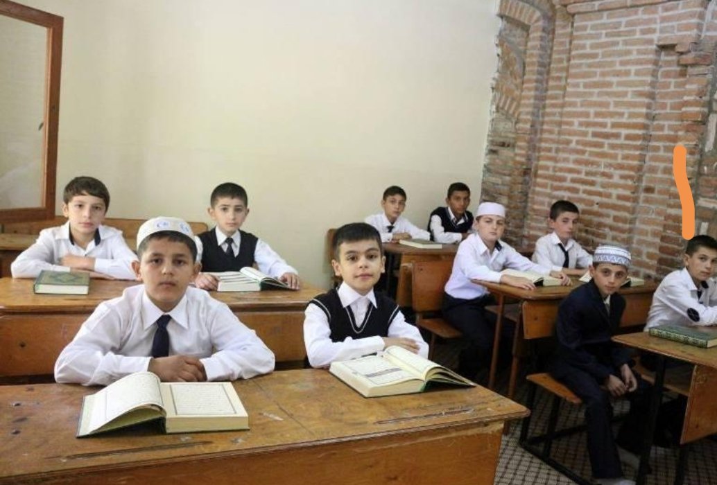 ResadAslanOFF's tweet photo. Bu arada.
Azərbaycanda kifayət qədər mədrəsə, quran kursu, ilahiyyat  kolleci, qızlar kolleci var ki, təhsil nazirliyinin qəbul etdiyi geyim forması qərarı bunlara şamil edilmir. Qərar sadəcə ümumtəhsil müəsisələrinə aitdir ki, çox yerində verilmiş bir qərardır. 
Əlavə olaraq Azərbaycanda İlahiyyat İnstitutu və müxtəlif universitetlərin tərkibində İlahiyyat fakulitələri də var.
Bəs bunlardan niyə 2 kəlmə danışmırsız?
Məqsədiniz hicabı bəhanə edərək Azərbaycana hürməkdir?