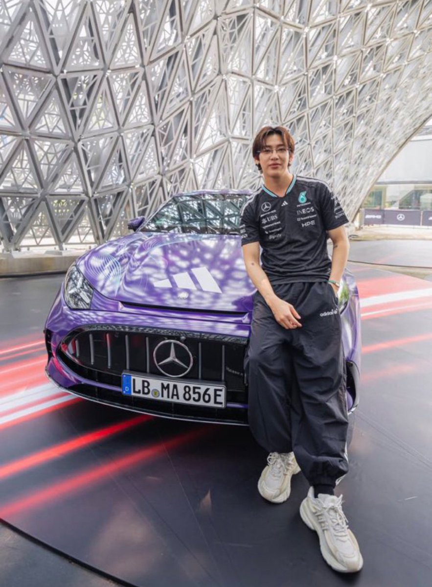 ALMW51201's tweet photo. หล่อ เท่ ทั้งคนทั้งรถ ว่าแต่เราจะได้อะไรจาก 856 มั้ยน้อ😁

#BamBamxadidasxMercedesF1 https://t.co/6erz3OOG4j