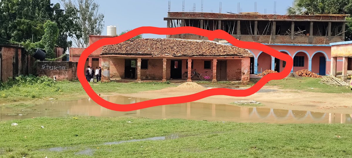 786Aspirantupsc's tweet photo. @BiharCMQRT @DmMadhubani @mkrtiwari_bjp @officecmbihar 4. उच्च माध्यमिक विद्यालय कैंपस में वर्षों से पड़ी जर्जर भवन जिसका कोई उपयोग नहीं विद्यालय की सुंदरता भंग हो है लेकिन जर्जर भवन को तोड़ कर हटाया नहीं गया जिससे विद्यालय सुंदर दिख सके।
@MadhubaniDm @BiharCMQRT https://t.co/1OSoEXj206