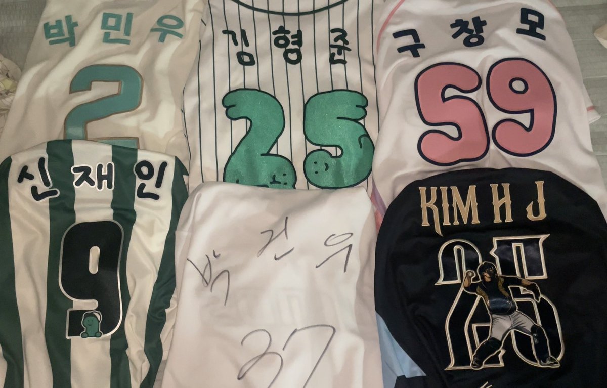 c9xxxn's tweet photo. 다들 26시즌 결산 하시길래 저두 해봤어요 ( ᵔ ⩊ ᵔ )

두번째는 올해 산 유니폼들인데 직관 갔을때 유니폼 사면 그날은 항상 지더라구요....... (꾸벅)

무튼 엔씨도 나도 수고 많았다!! 내년이든 후년이든 더 잘할 수 있을 거라 믿어.. 🍀🩵
3월달에 보자 엔씨야 〰️ 🦖🦕  늘 응원할게 https://t.co/cjBJNRoBDC