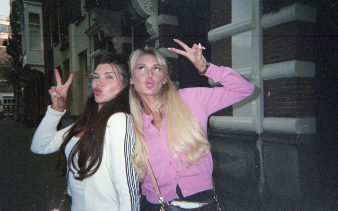 stenrw's tweet photo. Wait, why am I just finding this picture again? 😂😭 The old memories, the old days, and the people we used to spend so much time with. I can’t believe how long ago this was! Life really is full of surprises. You never know when the past is going to show up again. What a small https://t.co/hRFNwFa9I5