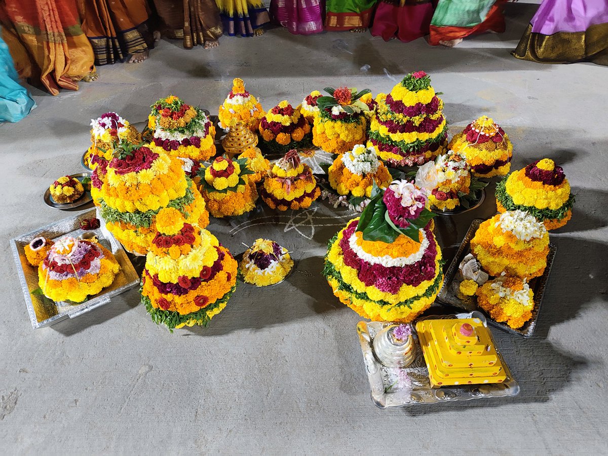 Kavalichandrak1's tweet photo. ఎంగిలి పూల 🌼🍃🌸 బతుకమ్మ శుభాకాంక్షలు #Bathukamma #Kukatpally #FloralFestival

@HiHyderabad @TravelTelangana @incredibleindia @MinOfCultureGoI @tourismgoi @SakshiNews @TOIHyderabad @NewIndianXpress @GoogleIndia @nothingindia https://t.co/ha6fLOAfR8