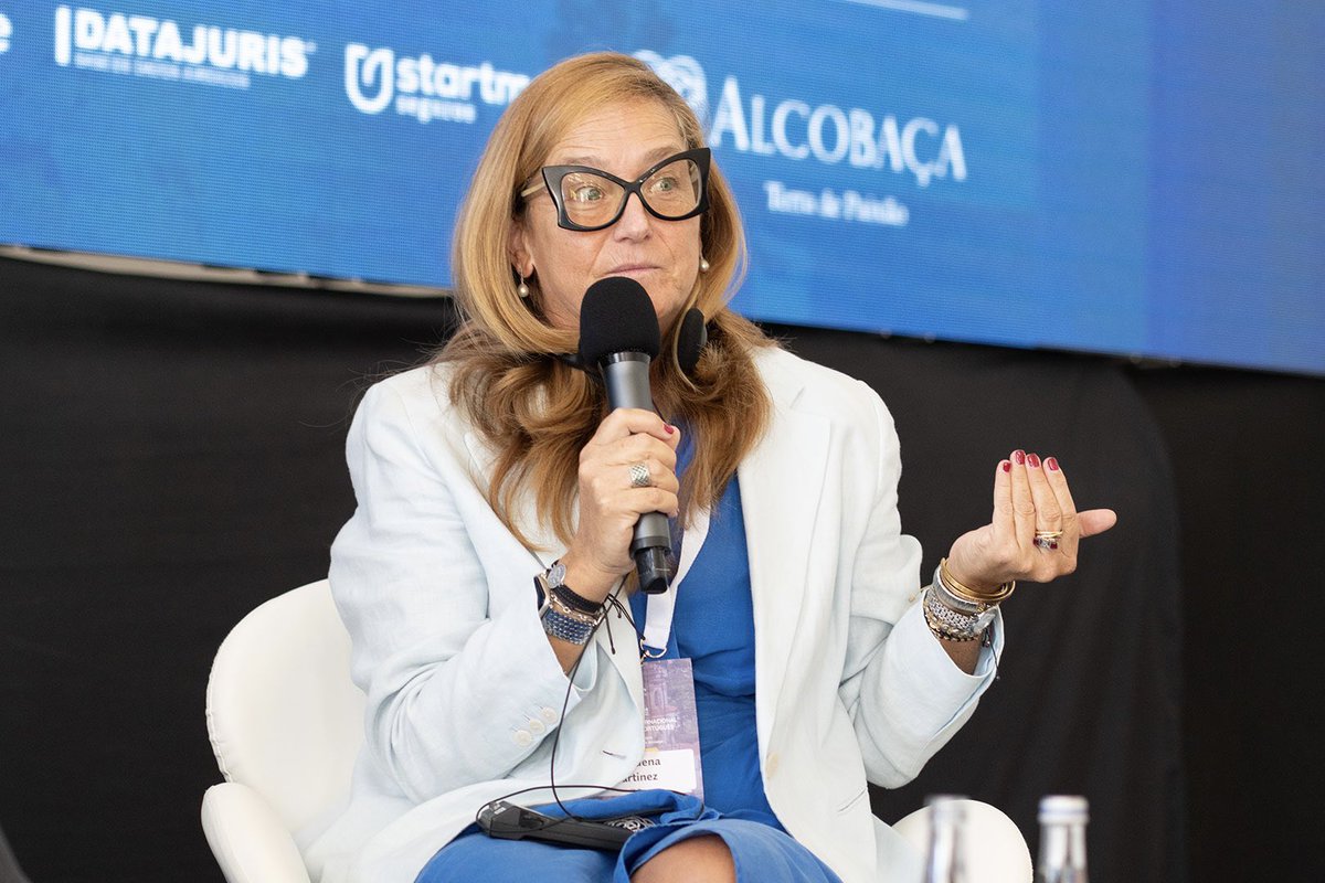 Notarios_ES's tweet photo. Durante la jornada, Almudena Castro-Girona, en calidad de presidenta de la Comisión de Derechos Humanos de @uinl_org, ha impartido una conferencia sobre ‘Vulnerabilidad y disposiciones sucesorias’

👥 Este congreso, que conmemora los 20 años de la Orden de Notarios de Portugal al servicio de los ciudadanos portugueses, reúne a numerosos representantes institucionales, de la Administración Pública y de organismos internacionales

🤝🏻 Entre ellos, el presidente de @NotariosPT, Jorge Batista da Silva; el presidente de @EUnotaries, Roland Wadge; y los ministros de @justica_pt y de @reformaestadopt del Gobierno de la República de Portugal (@govpt), Rita Alarcão Júdice y Gonçalo Saraiva Matias, respectivamente