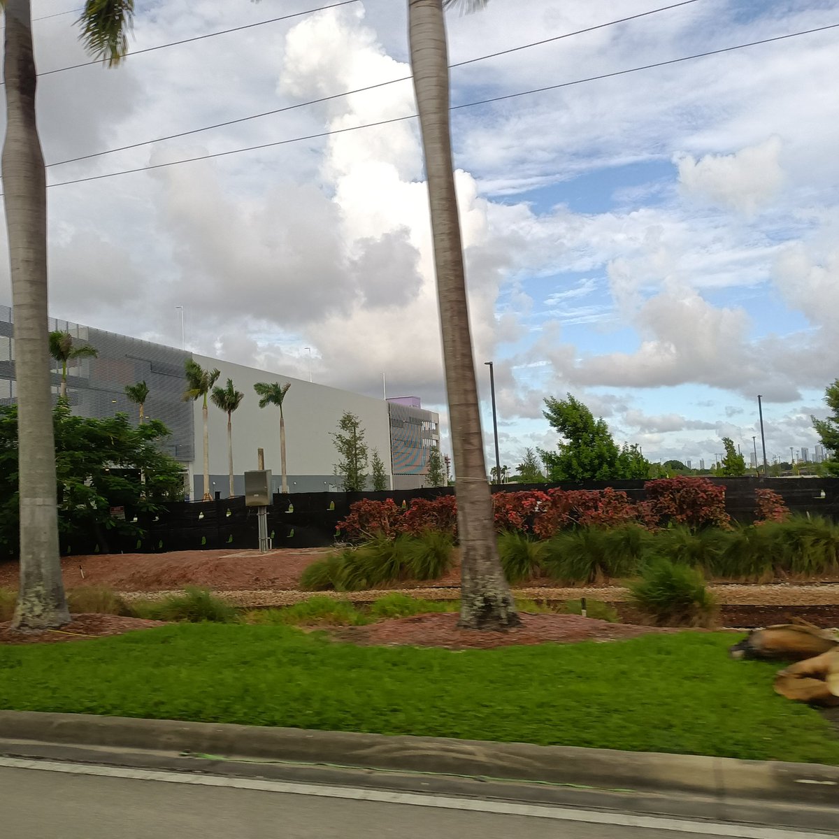 OneWorldOneGoal's tweet photo. @InterMiamiCF @RoyalCaribbean Looking good fellas 🩷 Italia ; )
#Dale305 #VamosMiami 🎉

Nice updates on buildings at @miafreedompark - cool detail of soccer ball shapes - building on ramp from highway view ⚽ https://t.co/97Vqshnfhv