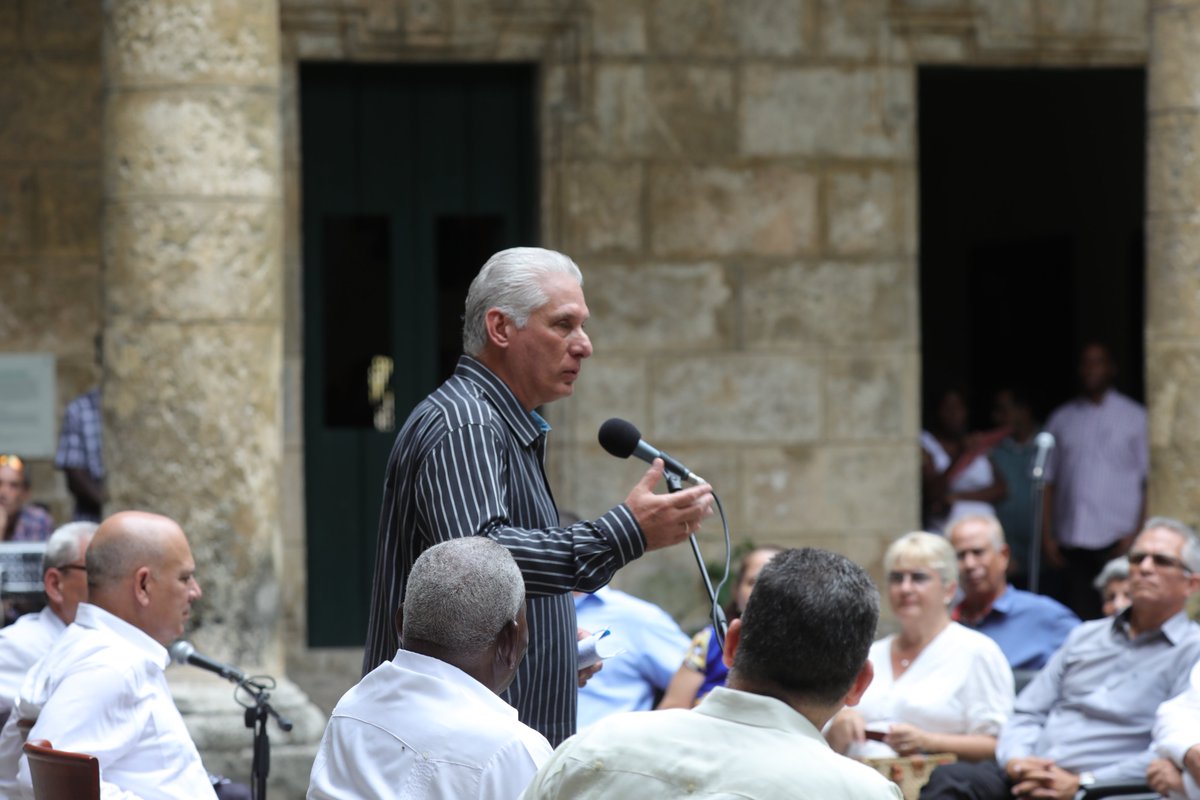 PartidoPCC's tweet photo. En el Patio Central del antiguo Palacio de los Capitanes Generales, en el corazón de La Habana Vieja, el Primer Secretario del Comité Central del Partido y Presidente de la República de #Cuba, @DiazCanelB, intercambió con una representación de historiadores cubanos.

Durante el encuentro, en el que participaron también los miembros del Buró Político Esteban Lazo Hernández y @DrRobertoMOjeda —presidente de la Asamblea Nacional del Poder Popular y secretario de Organización del Comité Central, respectivamente— se debatió sobre los retos y desafíos de perpetuar la gloriosa historia de la Patria, en medio de una despiadada guerra del enemigo por reescribirla.

Cómo acercar más la historia a los jóvenes y cómo difundir el legado de los próceres que abonaron con su actuar la soberanía y dignidad de la nación fueron algunas de las cuestiones abordadas.

“A la historia hay que ponerla a combatir”, expresó uno de los presentes al resumir el sentir colectivo sobre la importancia de la historia para comprender y enfrentar los desafíos actuales.

La fidelidad a la historia fue señalada como uno de los factores que han permitido sobrevivir a la Revolución. En el encuentro se destacó además el papel del hogar y la escuela en la difusión y perpetuación de los hechos que conforman la identidad nacional.

Al concluir, el Primer Secretario insistió en la labor que desempeñan los historiadores frente a la agresión multidimensional que busca borrar nuestra memoria histórica para imponer su ideología. 

Los exhortó a materializar proyectos pendientes y ampliamente debatidos, y reafirmó la importancia de la historia local, que debe ser defendida por quienes habitan en cada comunidad.

Antes de concluir, reflexionó sobre la trascendencia de los sucesos acaecidos en La Demajagua el 10 de octubre de 1868, a los que catalogó como un acto fundacional de la nación y de la tradición patriótica de nuestro pueblo.

#CubaViveEnSuHistoria