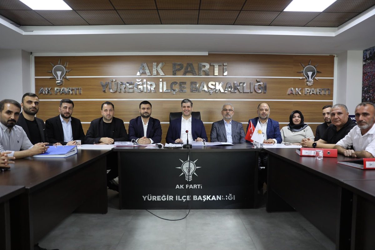 avmustafaozkan's tweet photo. #Yüreğir İlçe Başkanlığımızda mahalle başkanlarımızla bir araya gelerek teşkilat çalışmalarımızı değerlendirdik.

Sahadaki faaliyetlerimizi, hedeflerimizi ve hemşehrilerimizin beklentilerini istişare ettik.

Güçlü teşkilat yapımız ve birlik beraberlik anlayışımızla Adana’mız için çalışmalarımızı kararlılıkla sürdürüyoruz.

@omerrcelik @abuyukgumus @yahyacelik_ @ozmehmetemin