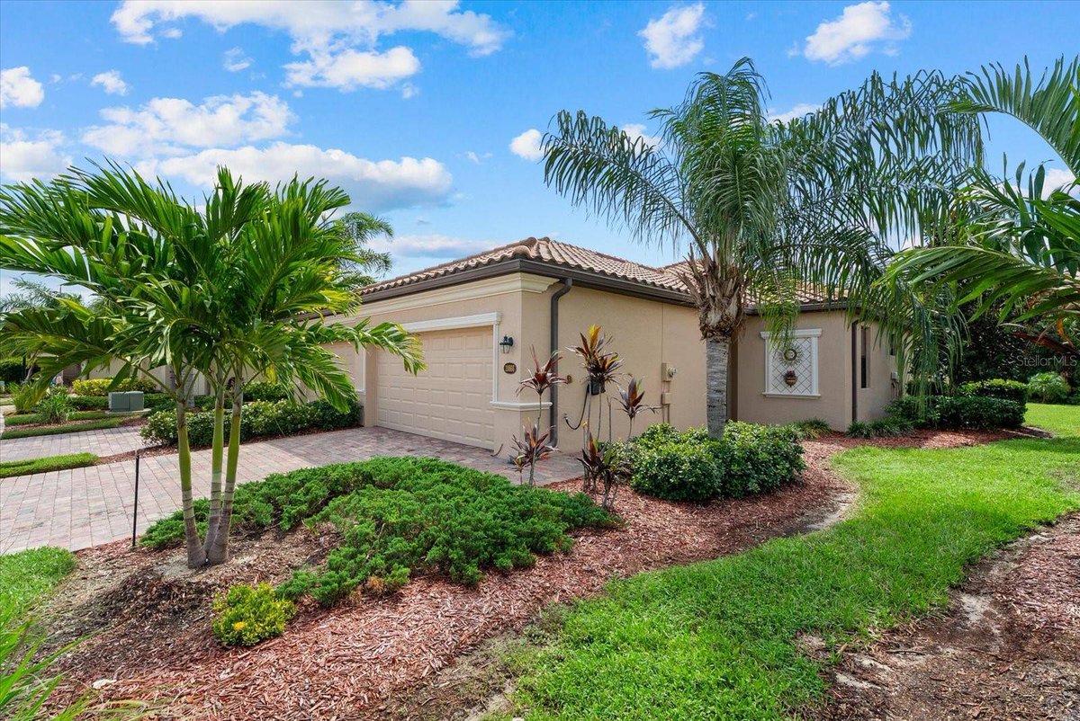 scott_swonger's tweet photo. 🏡 JUST LISTED in Gran Paradiso! 19866 Benissimo Dr, Venice | $319,000. True 3BR/2BA Magnolia, preserve view, extended lanai, no carpet, turnkey available. 👉 https://t.co/cNy8GZYsQc #JustListed #WellenPark #HomeSmart #ScottSwonger https://t.co/oyFFn0fCMN