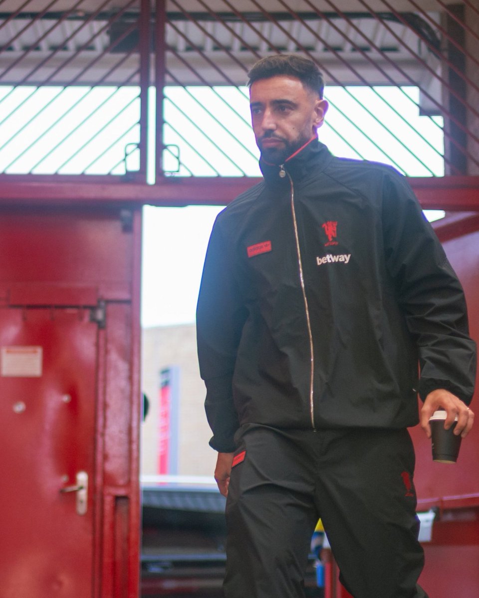 OTMAYOR_'s tweet photo. ๐จ๐ด ๐จ๐ก๐๐ง๐๐ ๐ฆ๐ง๐๐ฅ๐ฆ ๐๐ฅ๐ฅ๐๐ฉ๐!
Amad Diallo and Bruno Fernandes have arrived ahead of the clash against Tottenham. โฝ๐ฅ
#MUFC #AmadDiallo #BrunoFernandes https://t.co/5amFZUGQQy