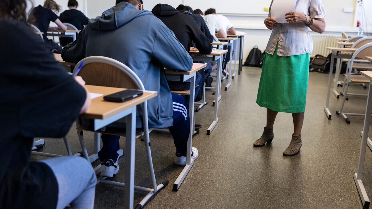 BFMTV's tweet photo. "Un mépris total": Linda, enseignante remplaçante de lettres modernes, a été appelée pour enseigner l'anglais à 60km de chez elle
https://t.co/KdNWkEBf7P https://t.co/yXgD4KKV7n