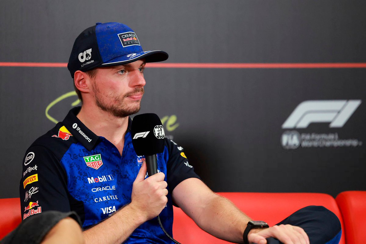 FormulaDirecta's tweet photo. 💥 Max Verstappen: "No deberíamos tener Sprints en circuitos donde no se pueda adelantar"

"Y precisamente el año que viene vamos a tener Sprints en circuitos así...".

"Estoy bien. Hago mi trabajo, pero esto no es lo que quiero".

#F1 #F1Sprint #SingaporeGP 🇸🇬 https://t.co/JDAETOACTV