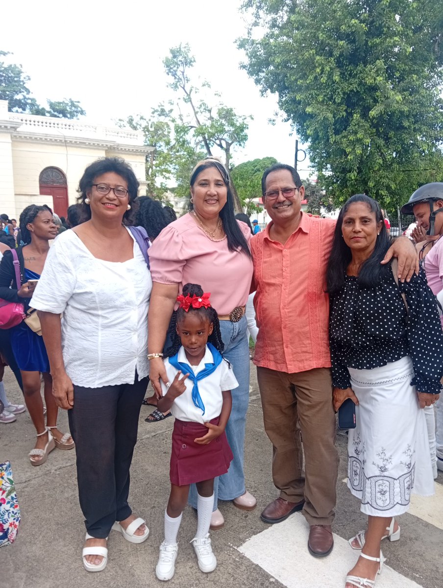 RaulSamon's tweet photo. Hermoso día en #SantiagoDeCuba toda una fiesta pioneril, bienvenidos Moncadistas !!!!! #CubaMined @dpestg https://t.co/jOBpG8yaPx