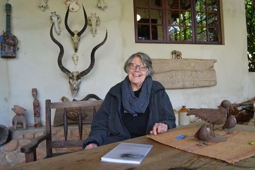 AJOpperman's tweet photo. Die visuele kunstenaar Judith Mason is op 10 Oktober 1938 in Pretoria gebore.
Judith Seelander Menge het haar kinderjare in Zeerust en Bosbokrand deurgebring en haarself leer lees en skryf.
Maso is op 29 Desember 2016 in haar huis in Witrivier, Mpumalaga, dood. https://t.co/csyclnLpy1