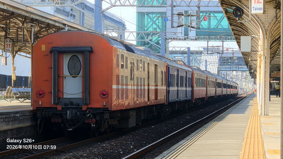 agrs0412's tweet photo. 2026.10.10
臺南
莒光 501次 E514+客車8B+行包2B
來臺南最後當然要再拍一次501，下次再來應該就是在地下拍了吧，也趁這個機會盡可能的多收集了一些之前想試試的角度
，但是本務機也太臭了吧(池沼
#台湾 #鉄道 #莒光号 #E500 #台南 https://t.co/XQzKhCAJRJ