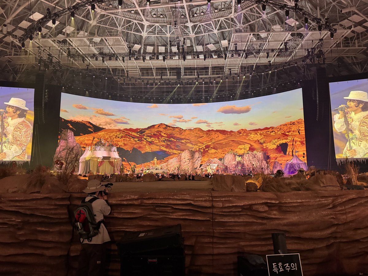 akmu_dotol's tweet photo. 줌 하나도 없이 1열 🙃
1- 서 있을 때 시야
2- 앉았을 때 시야 https://t.co/udXD7AMuls