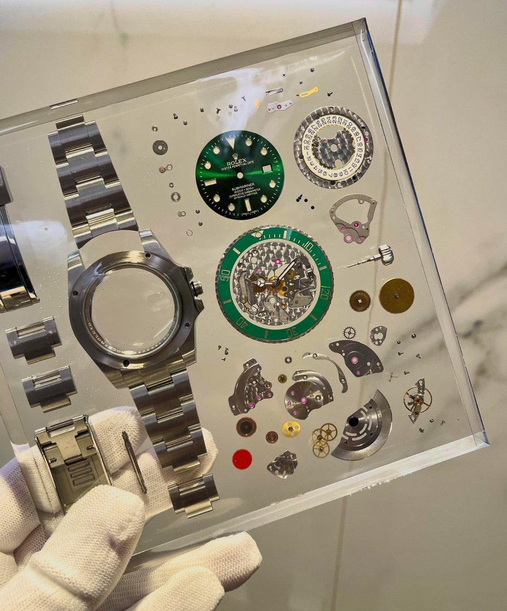 GlobalWatchClub's tweet photo. Very cool art piece, would be good to have on the desk. I would assume the parts are fake though as it seems like a waste to do this to a real watch... https://t.co/ccsj8kWaRA