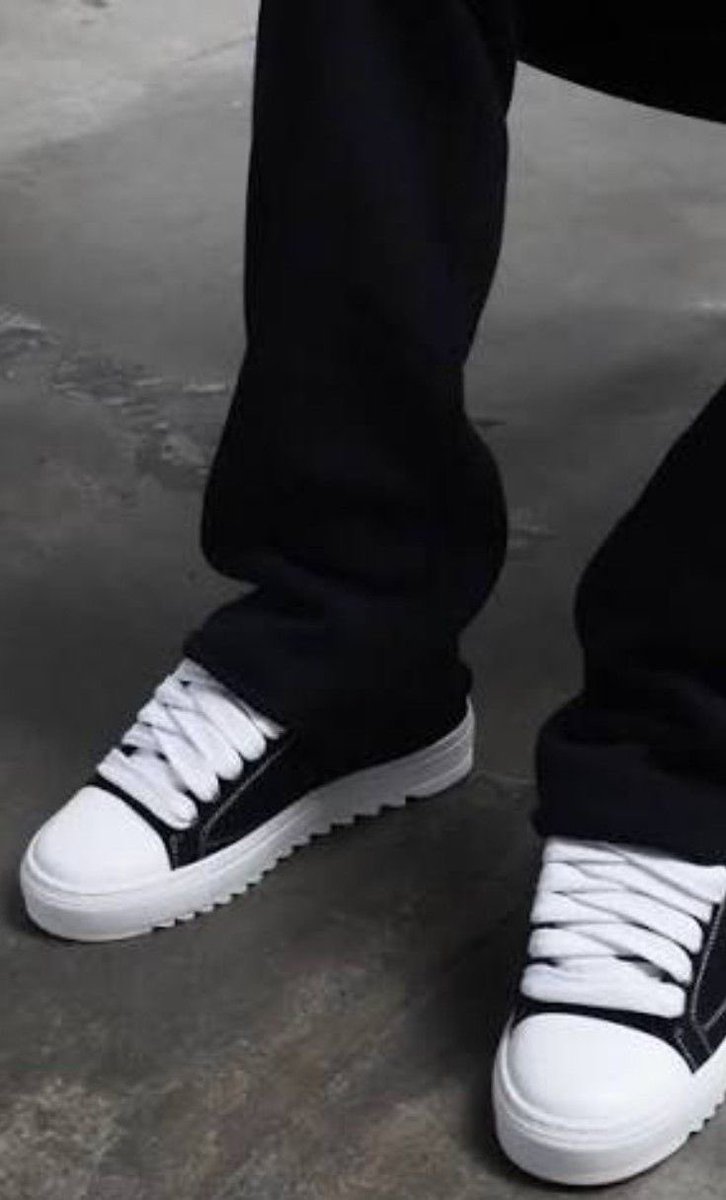 wtfay0's tweet photo. your sneakers says alot bout your fit too. https://t.co/6xsqj2yqeD