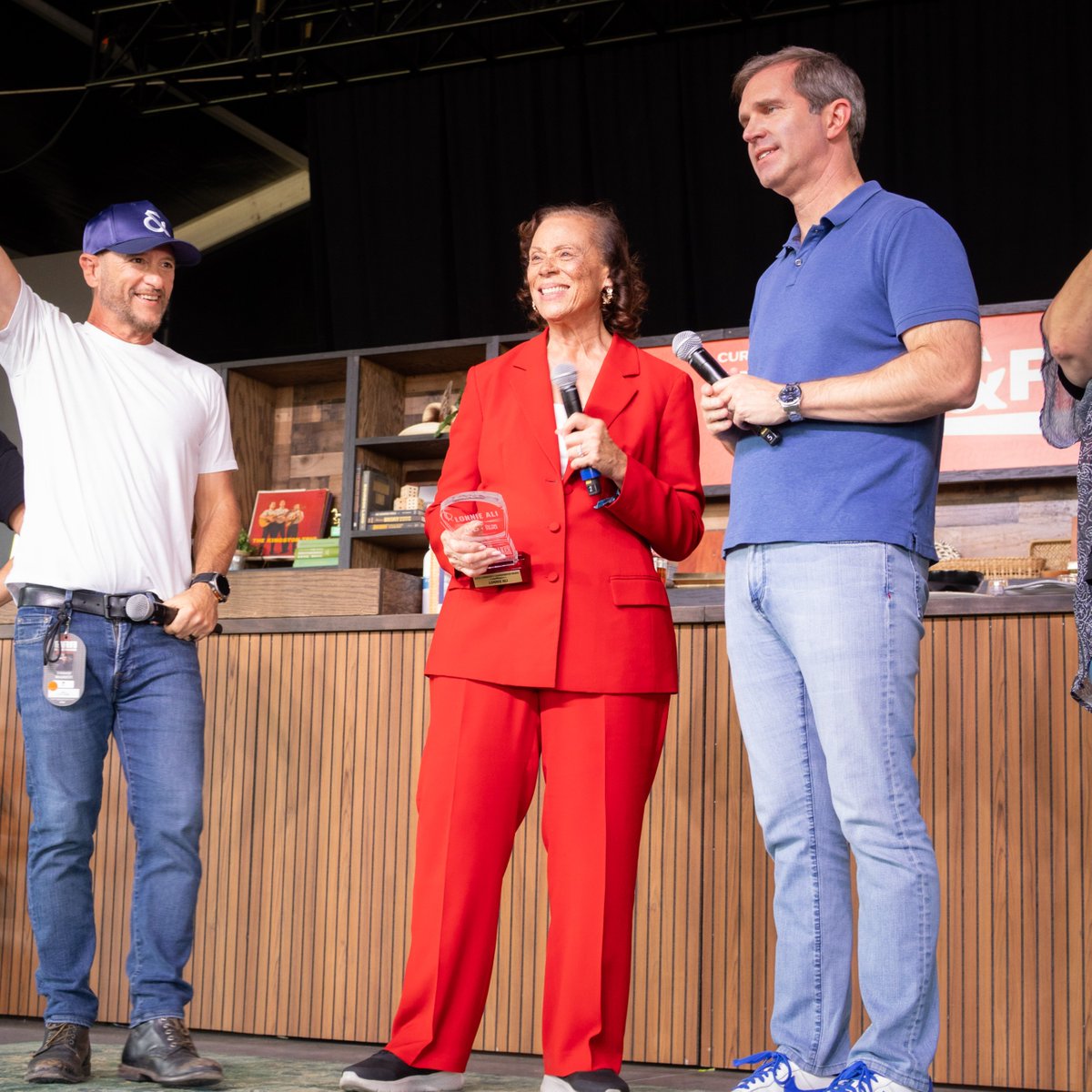 AliCenter's tweet photo. Our Co-Founder, Lonnie Ali, recently received the DWP Changemaker Award from @DannyWimmerPres and Be the People for her work in building compassion and community, carrying on Muhammad Ali's legacy.

Hear from Lonnie Ali on how anyone can be a changemaker: https://t.co/SO079aMcEp https://t.co/dZKCfW2DFT