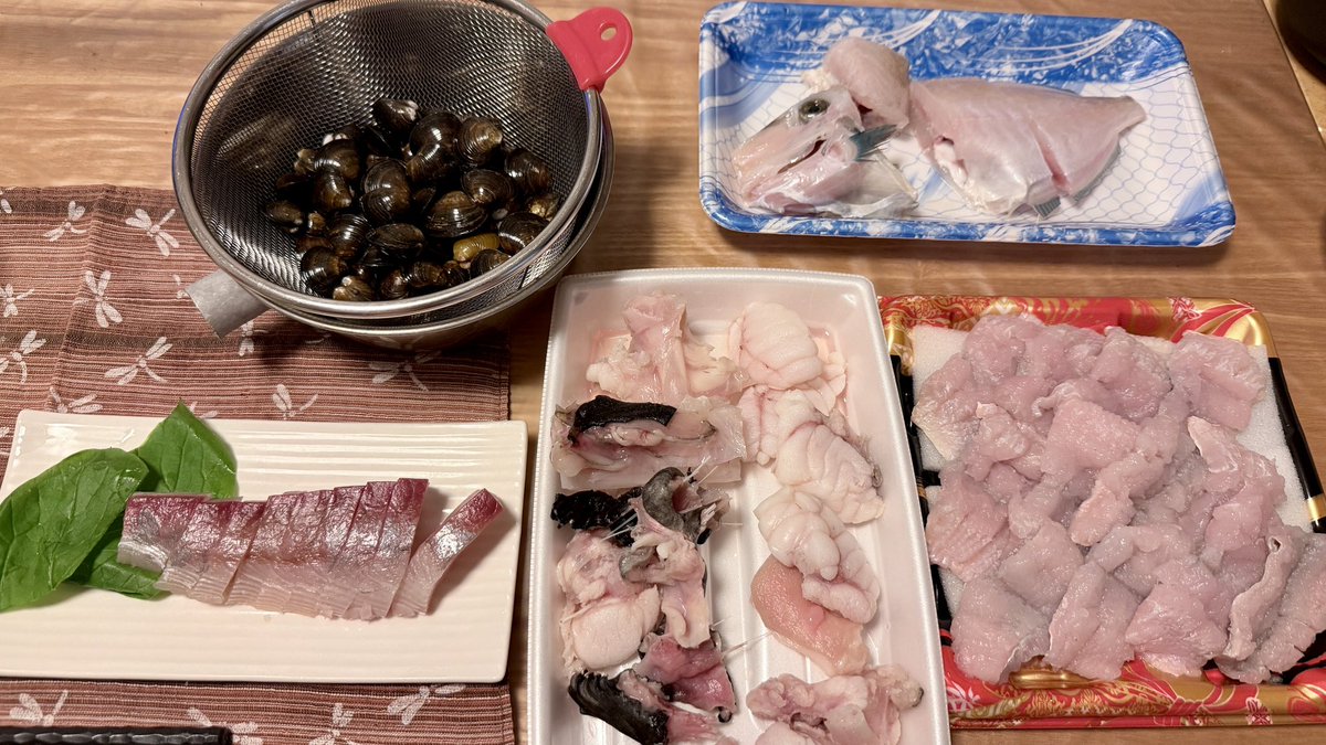 1120osk's tweet photo. 今日の晩御飯です
魚とシジミを鍋でいただきます😋

しかし我が家のエンゲル係数は…😭 https://t.co/SnpyKUOrT5