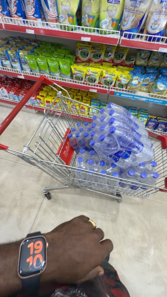 Yungdbaddest's tweet photo. Shop! It’s weekend 🛍️🛒 https://t.co/84PkqUmBru