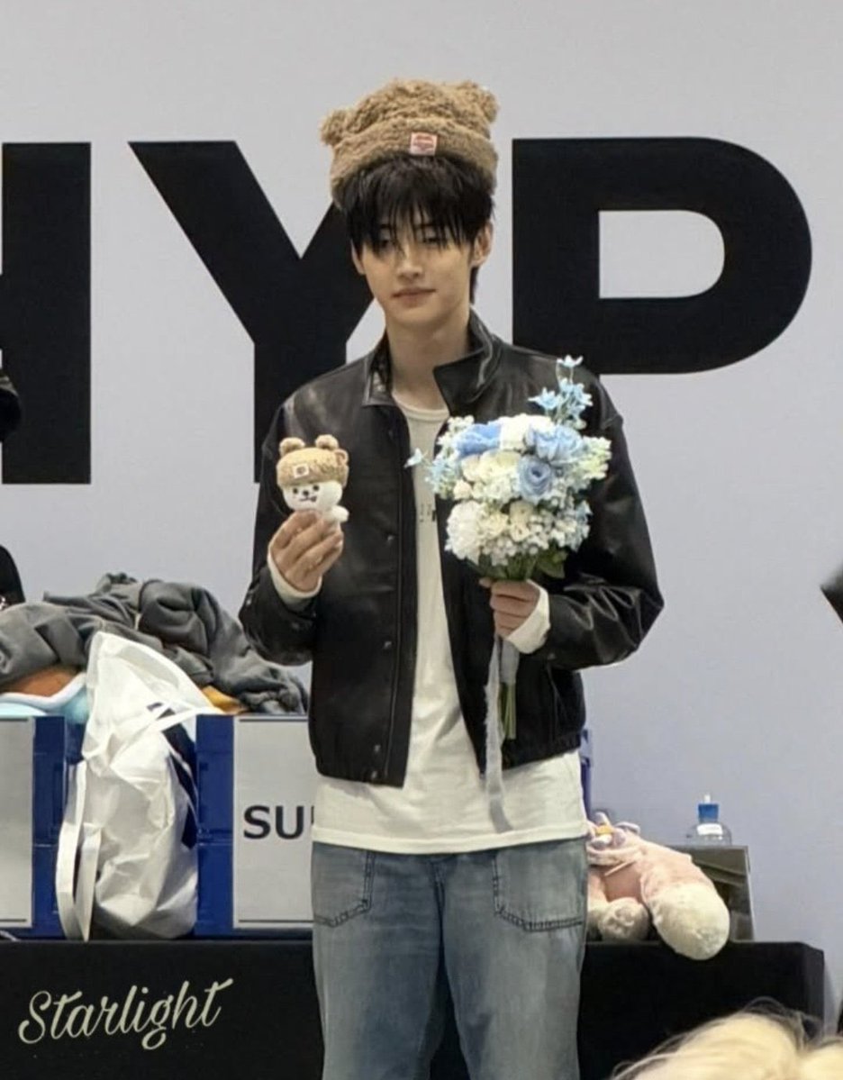 acervojakehoon's tweet photo. colocaram os jakehoon pra vestir aquela touca que eles usaram combinando 🥹🥹

aquela interação no weverse que o sunghoon chamou o jake de “meu garoto buldak” ❤️‍🩹 https://t.co/0q92b0TMW2