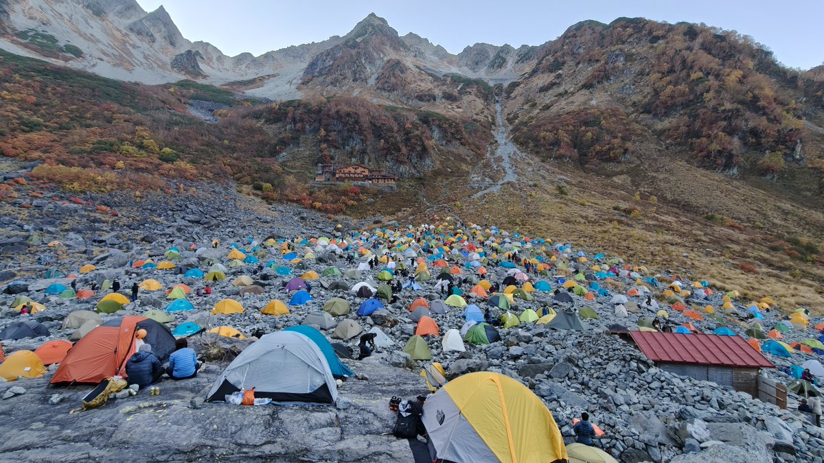 Nagano_sotaikyo's tweet photo. 今季最高、900張超えのテント村。
きれいです⋯

テント場遭難多発してます⋯

①テントを張った場所を覚える
②テントと周りの写真を撮る(私たちが探しやすい)
③目印を付ける
④仲間と離れない(離れるなら集合場所を決める)

徹底願います！ https://t.co/T12G4mWw2b