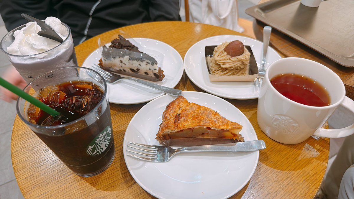 chamutotto's tweet photo. ご飯後に移動してスタバ！

この季節になったらアップルパイだと思ってる

#アップルパイ
#スタバ https://t.co/VZla9UQhln