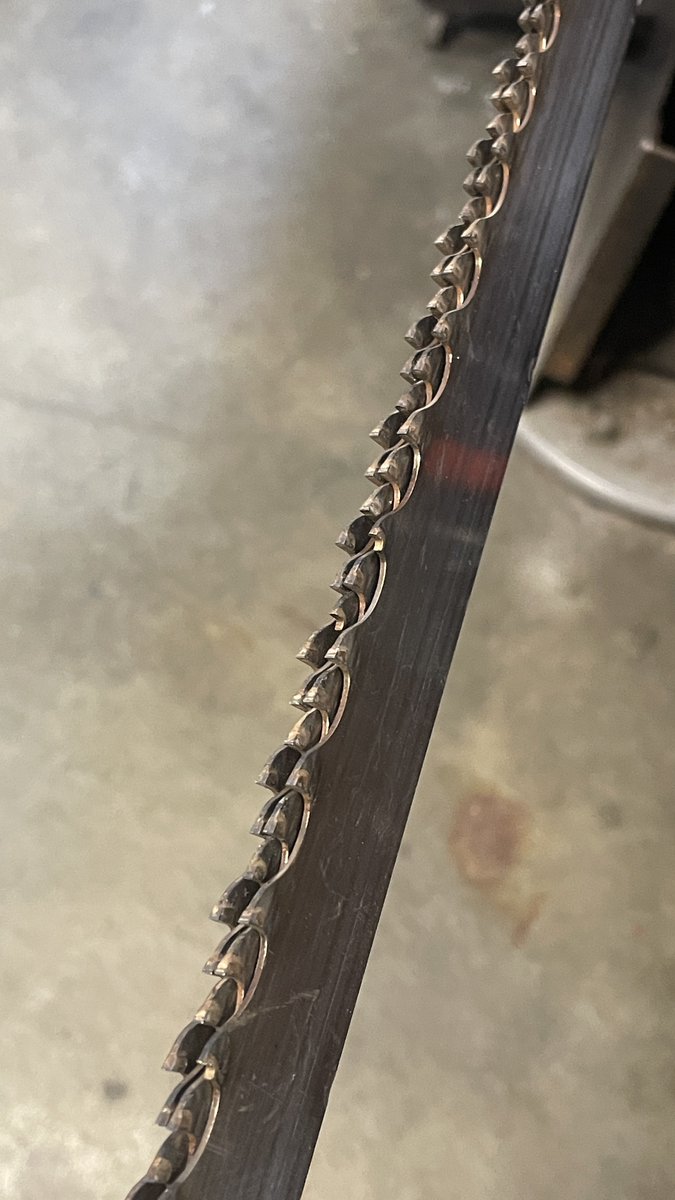 spongemachinery's tweet photo. 折れたバンドソーブレードを束ねて溶接して無限刃作ろうとしたやつ
刃先超硬なので斬鉄できなくもない https://t.co/WWYFw830EZ