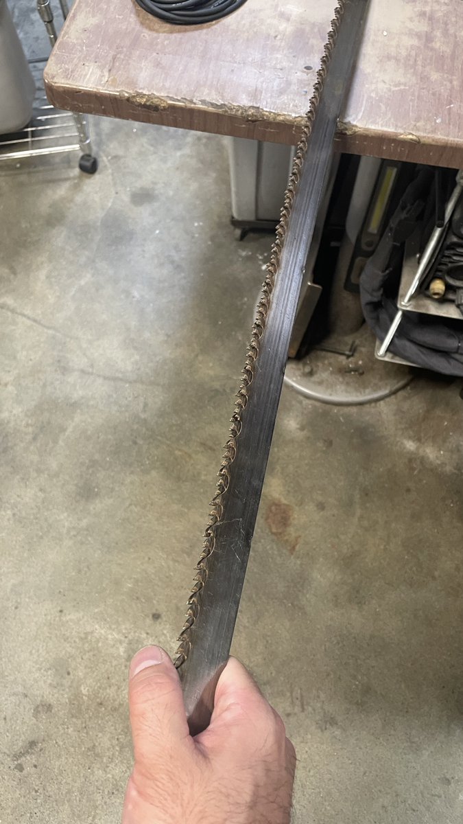 spongemachinery's tweet photo. 折れたバンドソーブレードを束ねて溶接して無限刃作ろうとしたやつ
刃先超硬なので斬鉄できなくもない https://t.co/WWYFw830EZ