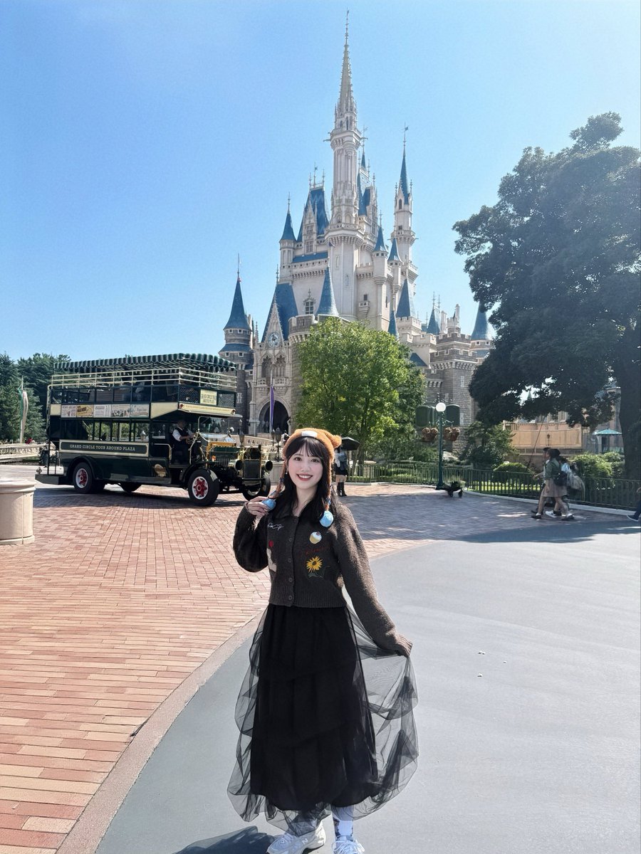 boc_rn98's tweet photo. レディアゼルの花菜ちゃんコーデにおしゃれキャット合わせられてハッピー！快晴のディズニー楽しかった☀️
#おおばはなしか https://t.co/MsTeusI4Gc