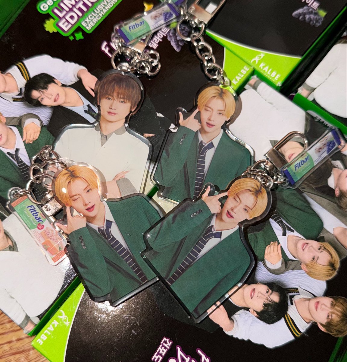 BeulluJayprk's tweet photo. Dari 4 box ini cuman dapet keychain😭dan pull 3 sangwon 1 anxin wow bias aku semua hehe happy tapi belum dapet pc sangwon😌yang anxin udah dpt pc set nya dri unboxing sblmnya, yg awon blm muncul-muncul ih aplgi di dom aku distribusi nya blm merata😇 https://t.co/UdSYJ3Y5ln