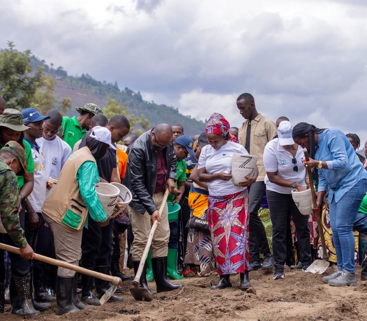 PrimatureRwanda's tweet photo. This morning, Prime Minister Nsengiyumva joined farmers at Nyarububa Marshland in Rulindo District to officially launch the 2027A Agricultural Season nationwide.

He encouraged farmers to boost productivity and to properly maintain farming infrastructure, both key to sustainable development.
--------------------
Muri iki gitondo, Minisitiri w’Intebe Nsengiyumva yifatanyije n’abahinzi mu gishanga cya Nyarububa, mu Karere ka Rulindo, mu gikorwa cyo gutangiza igihembwe cy’ihinga cya 2027A cyabereye mu Gihugu hose.

Yashishikarije abahinzi kongera umusaruro w’ubuhinzi no kubungabunga neza ibikorwa remezo byifashishwa mu buhinzi, mu rwego rwo gushyigikira iterambere rirambye.