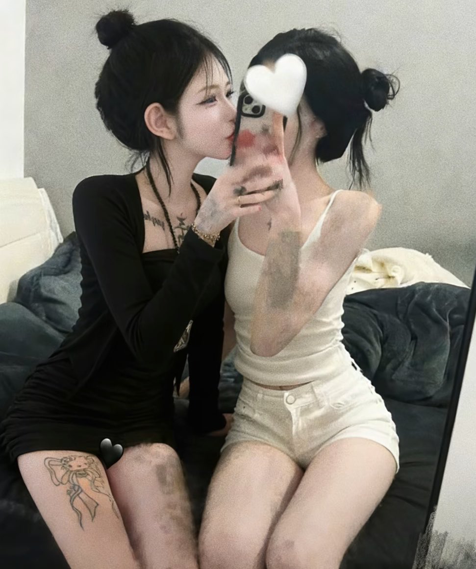 melodykitchen24's tweet photo. 打飞机好，还是跪着叫妈妈好 #精神小妹 #女s #atm奴 #榨金 #上贡 https://t.co/e206W8ywPR