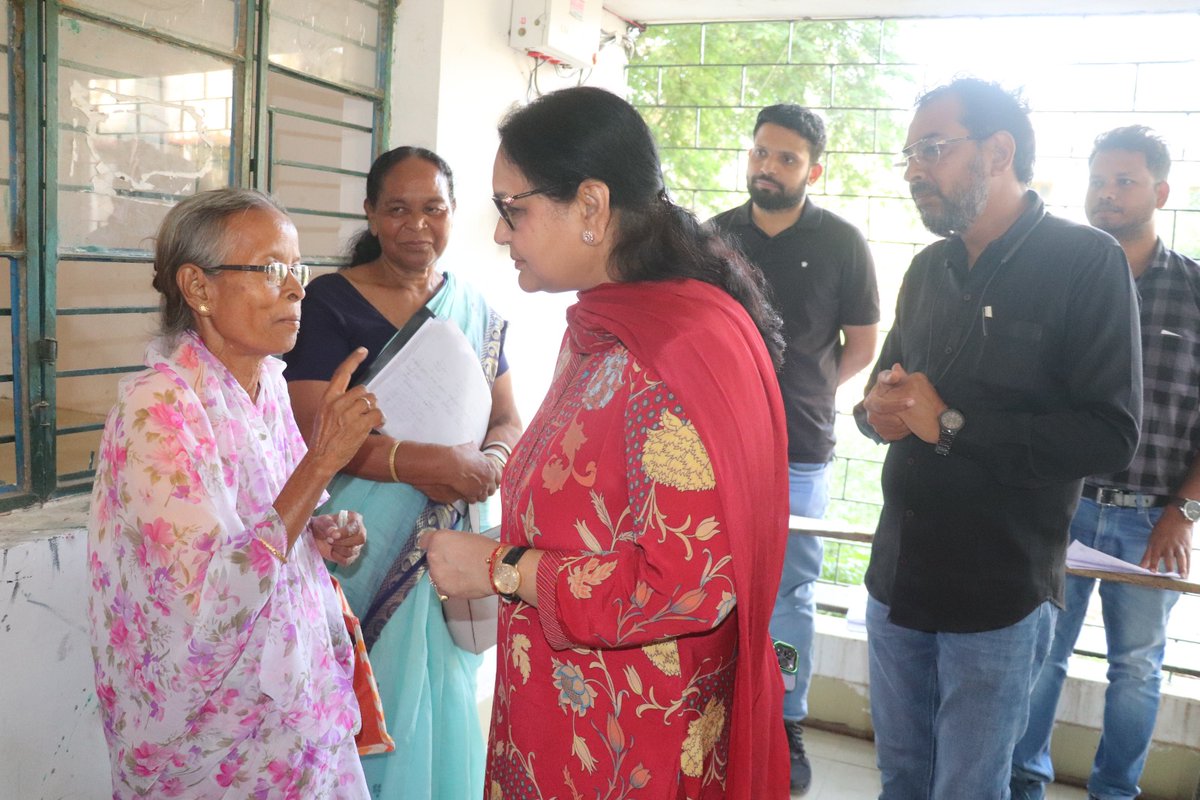 ElectionSimdega's tweet photo. जिला निर्वाचन पदा0-सह-उपायुक्त सिमडेगा के द्वारा SIR 2026 के अंतर्गत मतदान केन्द्रों मे चल रहे मेगा हेल्प डेस्क कैम्प का निरीक्षण किया गया । नए पात्र नागरिकों का नाम मतदाता सूची में जोड़ने एवं नोटिस प्राप्त मतदाताओं को आवश्यक सहयोग व मार्गदर्शन प्���दान करने हेतु निदेशित किया गया । https://t.co/vZITms21UH