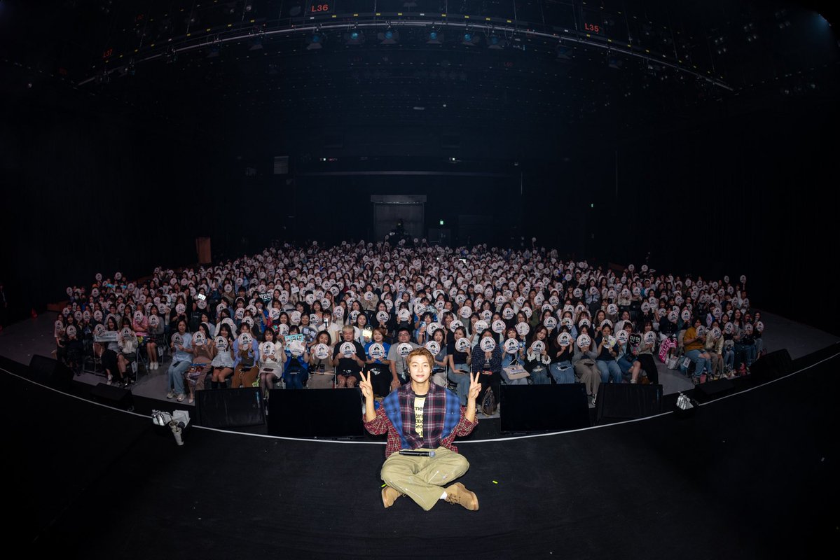 JetfuelogMusic's tweet photo. IF I WERE…今天最幸福的時刻是什麼🤔
那就是和敏赫一起在台北留下這張大合照！
滿滿的感動與笑聲
謝謝BOICE帶給我們這麼棒的「IF I WERE…」台北見面會💙💙
#姜敏赫
#KangMinHyuk
#cnblue
#If_I_Were
#Taipei https://t.co/4b00m9wKBI