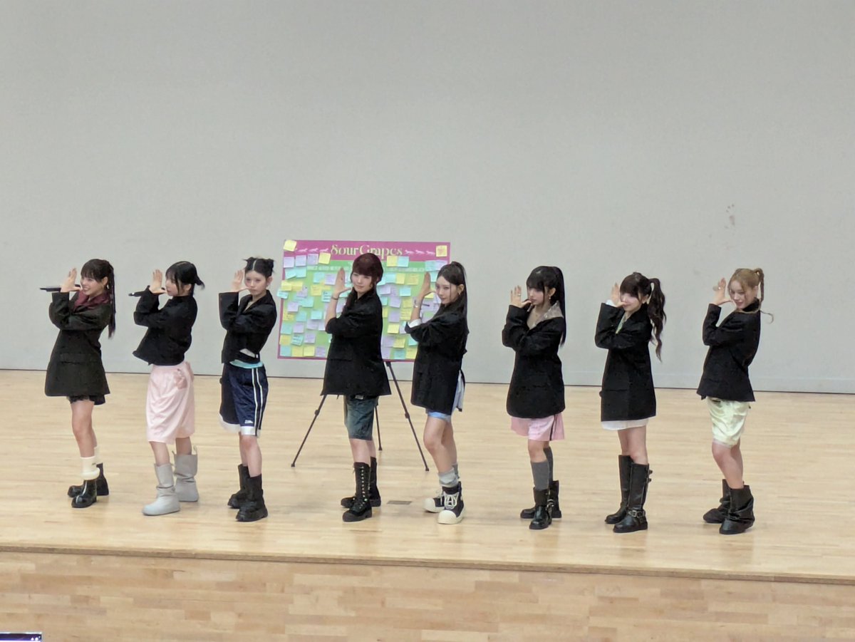 UGy6bts7ivJNjhs's tweet photo. 渡韓して色んなタイミングは逃すし、申し込みはフライングするし、バスに乗れば逆方向に行って2時間迷子になるし笑😆💦
散々だと思ってたら今日のファンミで僕の迷子の悩みに回答してくれたアヤカさん🤭
僕のヤラカシはアヤカ氏への
ネタ振りになり報われました😉
動画ある方お分け下さいませ🙇‍♂️
#NiziU https://t.co/HxAtDItVBW