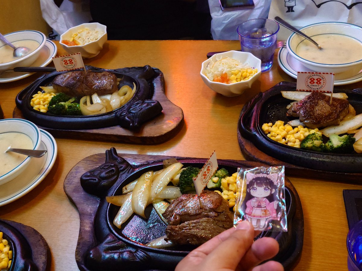 full_plums's tweet photo. おめぐさん、追加のスープとサラダと
〆のお肉だよ
珍しい4人だよ〜 https://t.co/HBRmKi6siW