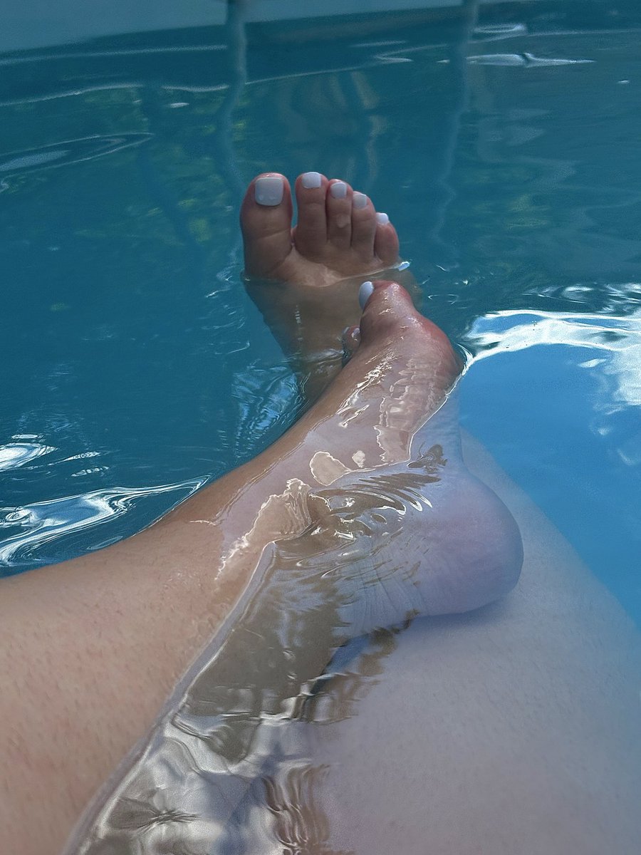 ElenaTwinkleToe's tweet photo. Take me back to sunny days ☺️
#whitetoes #footmodel #toes #soles #latina #soles https://t.co/FwwWPzmPIv