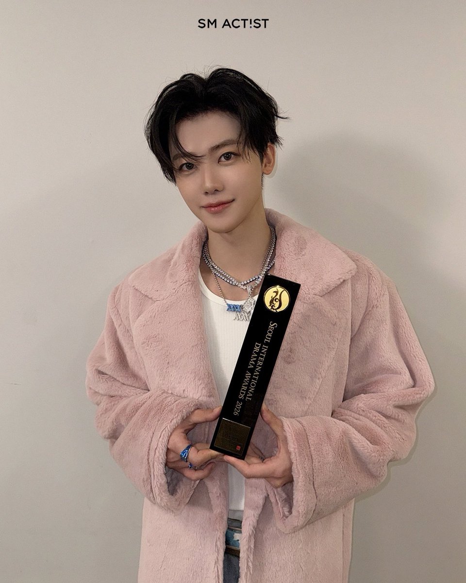 JNJMEnt's tweet photo. congrats cantik 🏆🥹🩷 -jnjm https://t.co/qREvKWChhQ