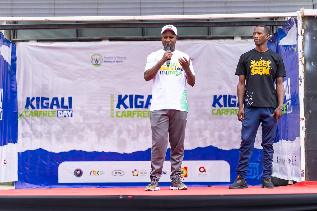 RBCRwanda's tweet photo. Muri #CarFreeDay idasanzwe y’uyu munsi muri @CityofKigali  hizihirijwe umunsi mpuzamahanga wo kwita ku buzima bwo mu mutwe mu nsanganyamatsiko igira iti:”Kubatwa n’inzoga biravurwa, bigakira”.

Mu butumwa, umuyobozi w’ishami rishinzwe kwita ku buzima bwo mu mutwe, Prof Darius Gishoma, bwibanze ku gukangurira abantu kwirinda ibyakwangiza ubuzima bwo mu mutwe, birimo inzoga n’ibindi biyobyabwenge, kudatererana no gufasha uwabaswe n’inzoga kwivuza, no gufasha abatangiye urugendo rwo gukira kubisohokamo neza.

#TunyweLess
#Sober