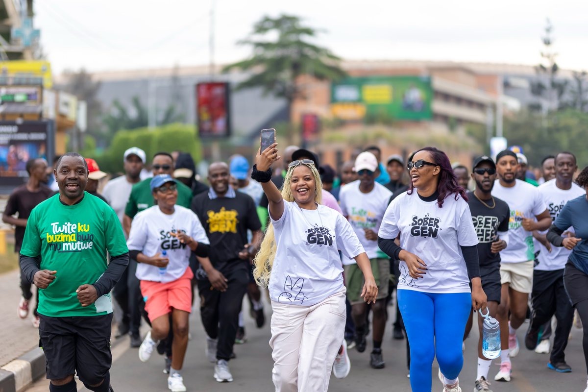 RBCRwanda's tweet photo. Muri #CarFreeDay idasanzwe y’uyu munsi muri @CityofKigali  hizihirijwe umunsi mpuzamahanga wo kwita ku buzima bwo mu mutwe mu nsanganyamatsiko igira iti:”Kubatwa n’inzoga biravurwa, bigakira”.

Mu butumwa, umuyobozi w’ishami rishinzwe kwita ku buzima bwo mu mutwe, Prof Darius Gishoma, bwibanze ku gukangurira abantu kwirinda ibyakwangiza ubuzima bwo mu mutwe, birimo inzoga n’ibindi biyobyabwenge, kudatererana no gufasha uwabaswe n’inzoga kwivuza, no gufasha abatangiye urugendo rwo gukira kubisohokamo neza.

#TunyweLess
#Sober