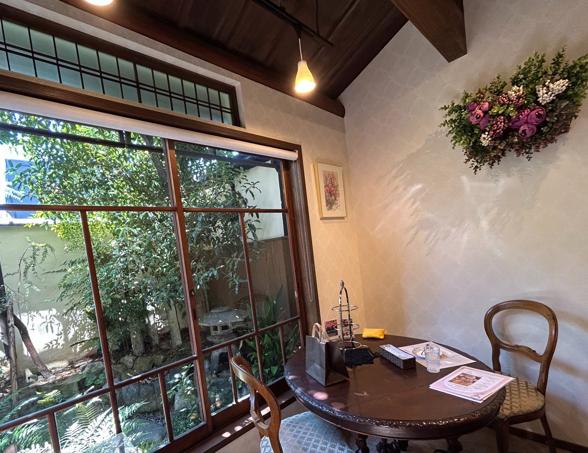 miharu709's tweet photo. お昼に食べたアフタヌーンティー 。古民家を改装したお店で雰囲気がとてもよかった。お茶を2種類頼めるんだけど、2杯目のお茶のカップがサバナみがあってテンション上がった✨ https://t.co/9dSXlMaFIs