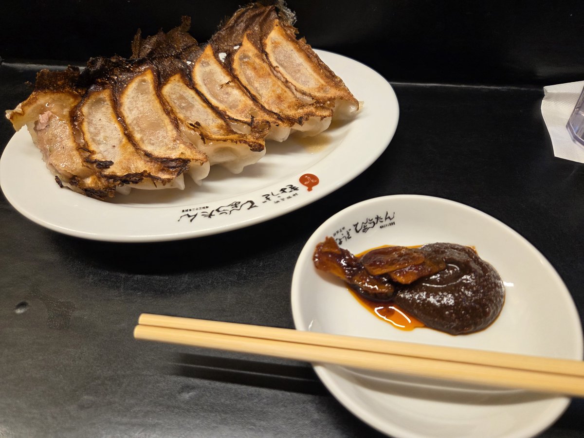 suoh_7716's tweet photo. その②
餃子
カウンターだけの小さいお店
もう何十年もずっと気になりながらなかなか入れなかった
やっと食べられた😋🥟
味噌だれはしっかり味濃いめ https://t.co/1Hw9zYLaHJ