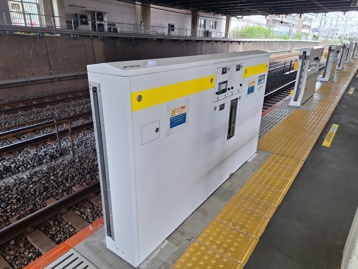 mink_3n93's tweet photo. │JB東船橋 : ホームドア本体設置│
東西線乗り入れ区間では初めての設置。他社車に対応するため大開口となっており、扉は互い違いに格納されています。
車端部はさらに開口幅が広いため、従来型が採用されてます。
その他、二重“二重引戸”や、非常脱出口が一切ない点など、面白い仕様になっています。 https://t.co/pZojlzJURu