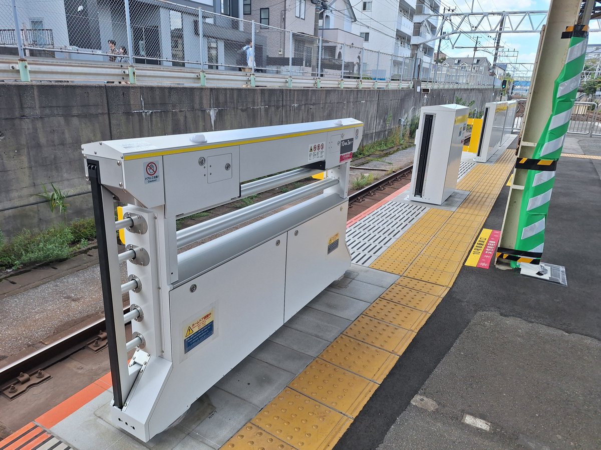 mink_3n93's tweet photo. │JB東船橋 : ホームドア本体設置│
東西線乗り入れ区間では初めての設置。他社車に対応するため大開口となっており、扉は互い違いに格納されています。
車端部はさらに開口幅が広いため、従来型が採用されてます。
その他、二重“二重引戸”や、非常脱出口が一切ない点など、面白い仕様になっています。 https://t.co/pZojlzJURu