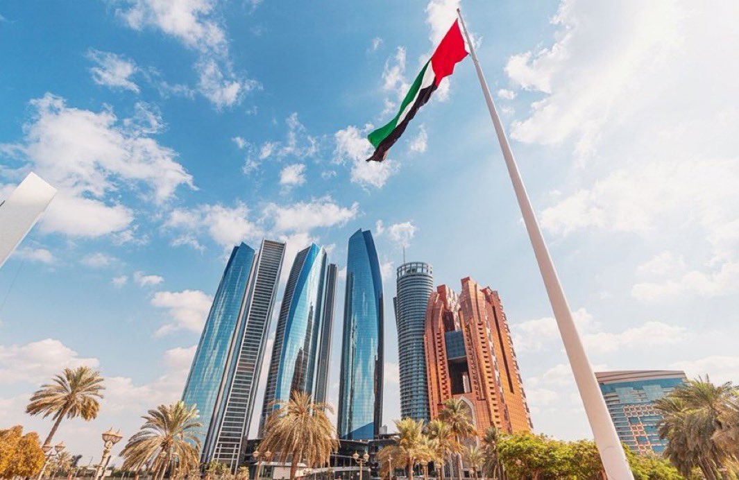 SUAL6AN_UAE's tweet photo. 🔴رغم التوترات... اقتصاد الإمارات عند 962 مليار درهم في 6 أشهر 🇦🇪

سجل الاقتصاد الإماراتي نمواً بنسبة 0.4% خلال أول 6 أشهر من 2026، ليصل إلى 961.9 مليار درهم.

أما الاقتصاد غير النفطي، فسجل نمواً بنسبة 1.8%.

والمفاجأة؟... 4 من كل 5 دراهم في الاقتصاد الإماراتي تأتي من الأنشطة غير النفطية.

ارتفعت مساهمة هذه الأنشطة إلى 79.2% من الناتج المحلي الإجمالي، مقابل 78.1% خلال الفترة نفسها من 2025.

أبرز الأنشطة نمواً:

▪️الأنشطة المالية والتأمين: 14.8%
▪️المعلومات والاتصالات: 7.3%
▪️الصحة والخدمات الاجتماعية: 6%
▪️التشييد والبناء: 5.1%