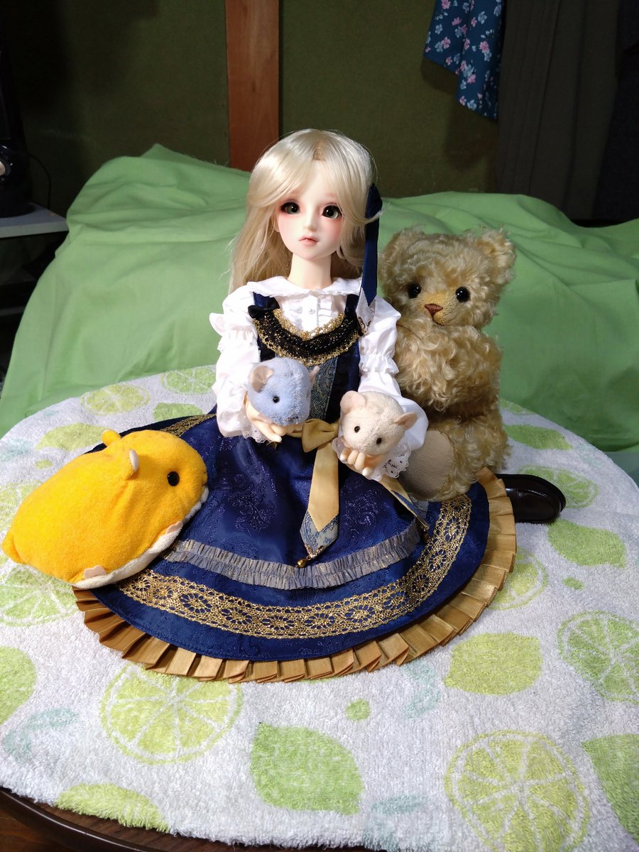 kakeru0629ike's tweet photo. でかベアの「きなこ」と、ハム親子と遊ぶ、ふみちゃん。子ハムは、このハンドパーツでは少し持ちにくかったです。
#スーパードルフィー
#うちのこかわいい
#テディベア　#モヘア生地　#ハムスターのみ市販キット　#ハンドメイド https://t.co/E1Zjtc2lzh