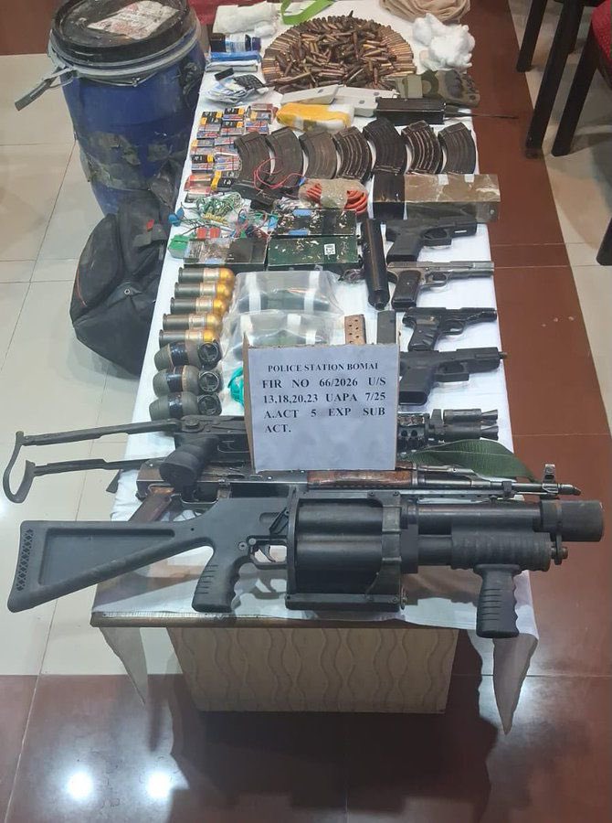 TrishulTactics's tweet photo. 🚨🇮🇳 BREAKING | SOPORE | J&K

Sopore Police have recovered a significant cache of arms and explosives during a Cordon and Search Operation (CASO) in the Mukaam Cherhar forest area.

📍 Recovered cache includes:
▪️ 2 assault rifles
▪️ 4 pistols
▪️ 11 hand grenades
▪️ 3 IEDs
▪️ Detonators, timers, ammunition and other IED-making materials.