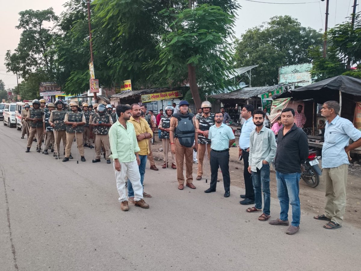 DmAmethi's tweet photo. जनपद अमेठी में नवरात्रि, दुर्गा पूजा एवं मूर्ति विसर्जन को शांतिपूर्ण एवं सौहार्दपूर्ण ढंग से संपन्न कराने के दृष्टिगत जगदीशपुर कस्बे में उपजिलाधिकारी मुसाफिरखाना एवं थानाध्यक्ष जगदीशपुर द्वारा पुलिस बल के साथ फ्लैग मार्च किया गया।
इस दौरान आमजन से संवाद कर त्योहारों को आपसी भाईचारे एवं सौहार्द के साथ मनाने की अपील की गई। साथ ही, सुगम यातायात एवं जनसुविधा के दृष्टिगत सड़क किनारे अतिक्रमण हटाने के निर्देश दिए गए।
जिला प्रशासन शांति, सुरक्षा एवं कानून-व्यवस्था बनाए रखने तथा त्योहारों को सकुशल संपन्न कराने के लिए प्रतिबद्ध है।